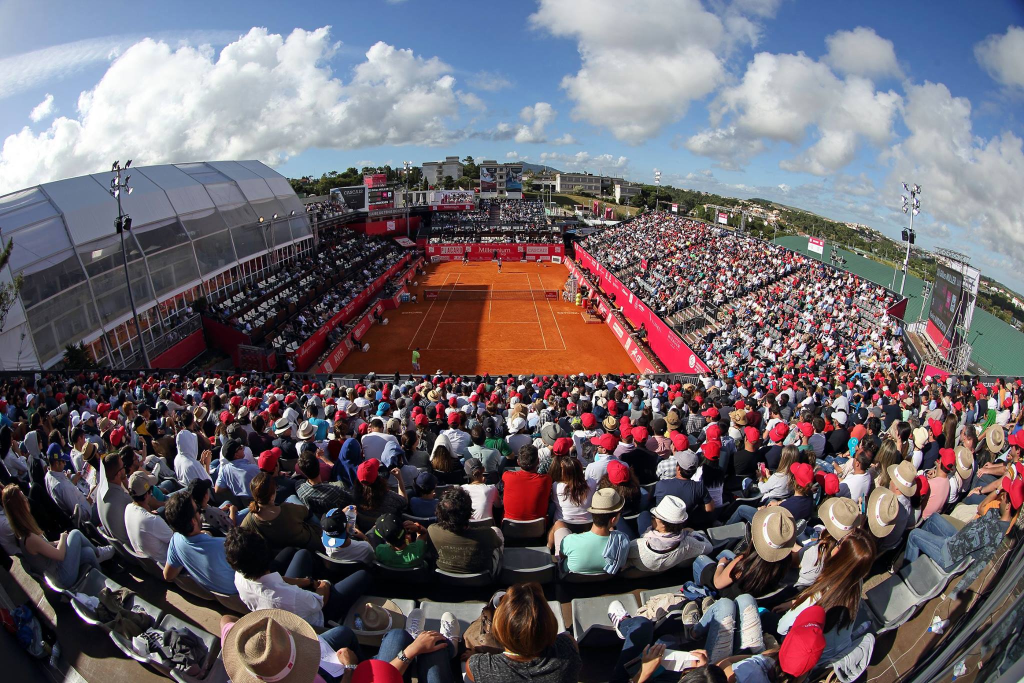 Estádio Millennium em plena sessão esgotada no Millennium Estoril Open 2017
