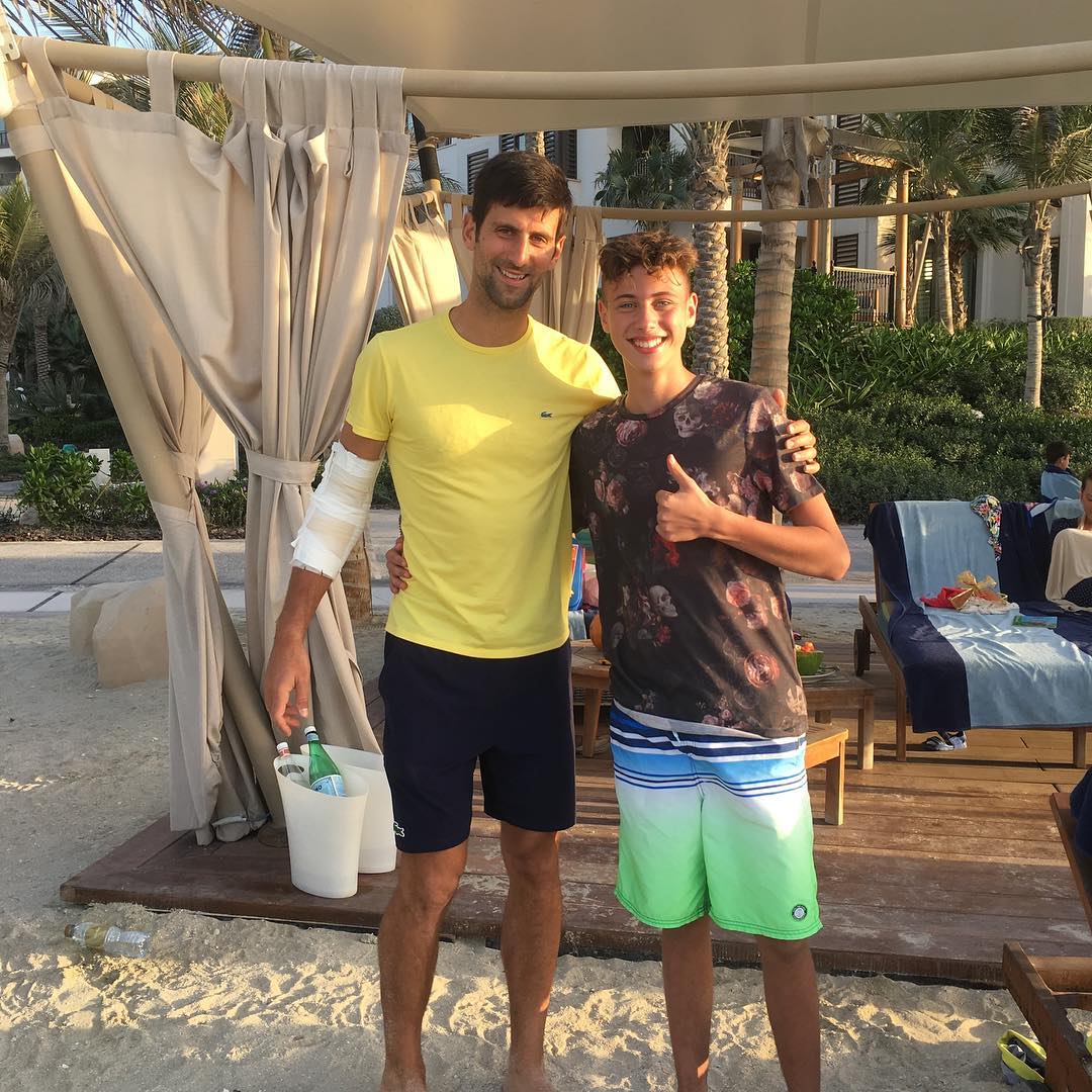 Novak Djokovic com um fã em Abu Dhabi