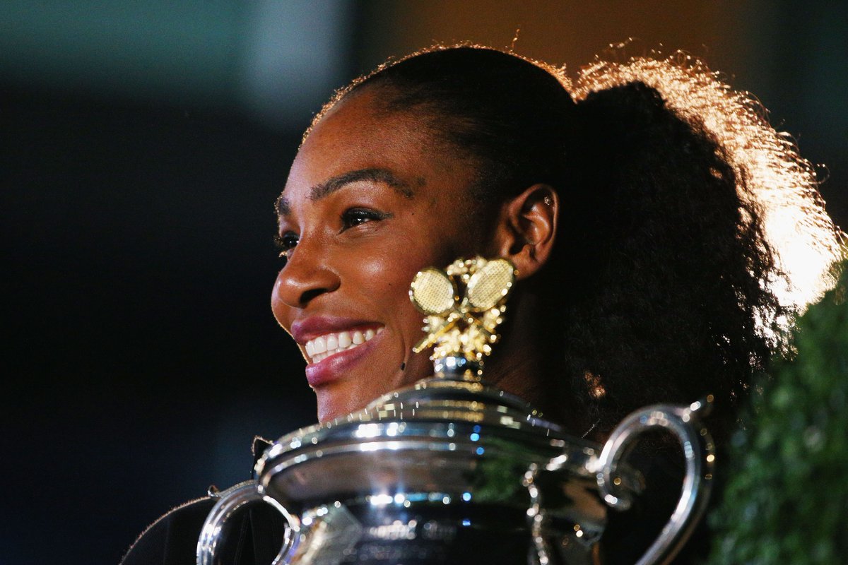 Serena Williams com o troféu do Australian Open