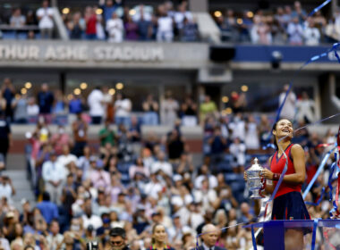 Emma Raducanu com o troféu de campeã do US Open