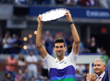 Novak Djokovic com o troféu de vice-campeão do US Open