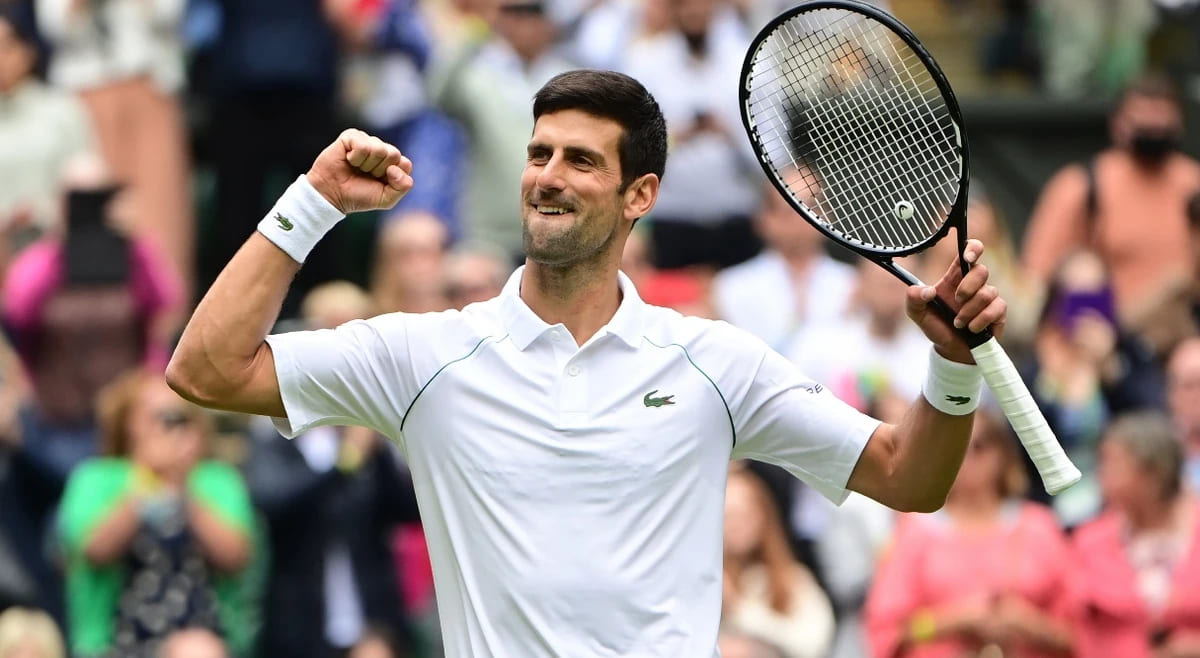 Djokovic escapa, abre vantagem e tem jogo suspenso em Wimbledon