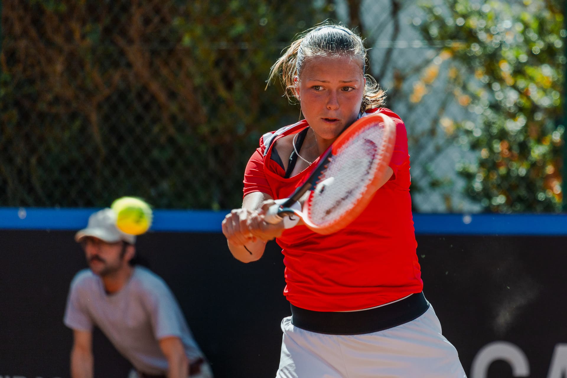 Angelina Voloshchuk deixa escapar dois match points e falha primeira