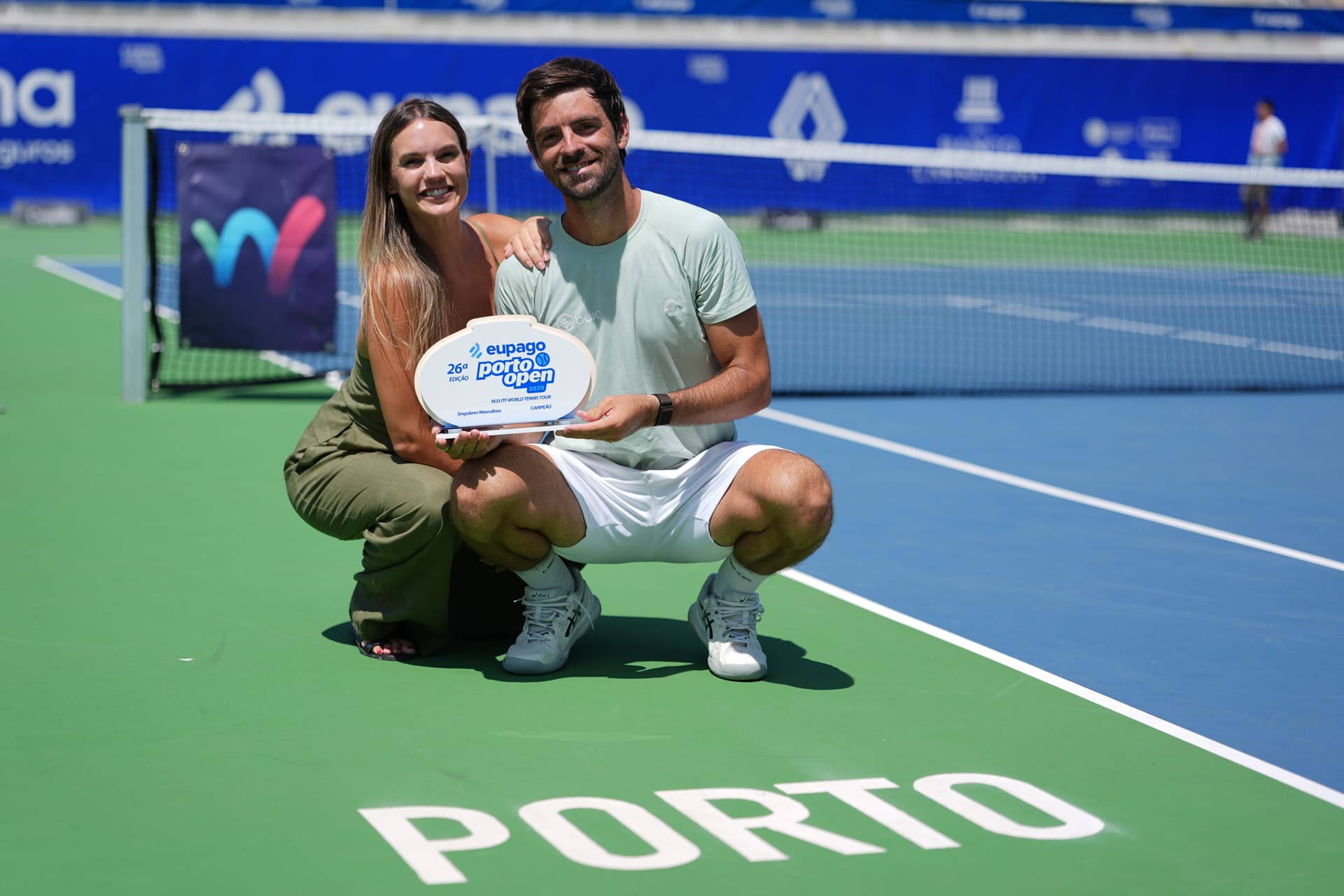 Ténis Gastão Elias com o troféu na mão do Porto Open.