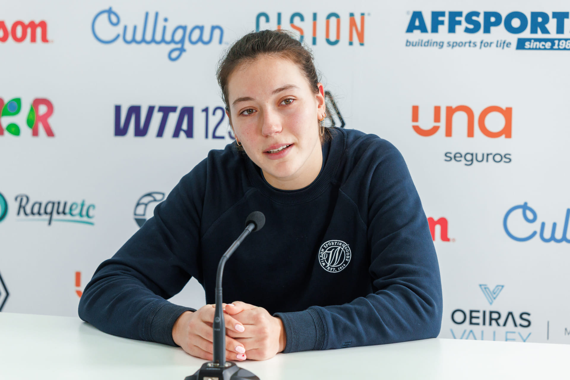 Ténis Matilde abandona encontro por cautele, após sentir dores no joelho.