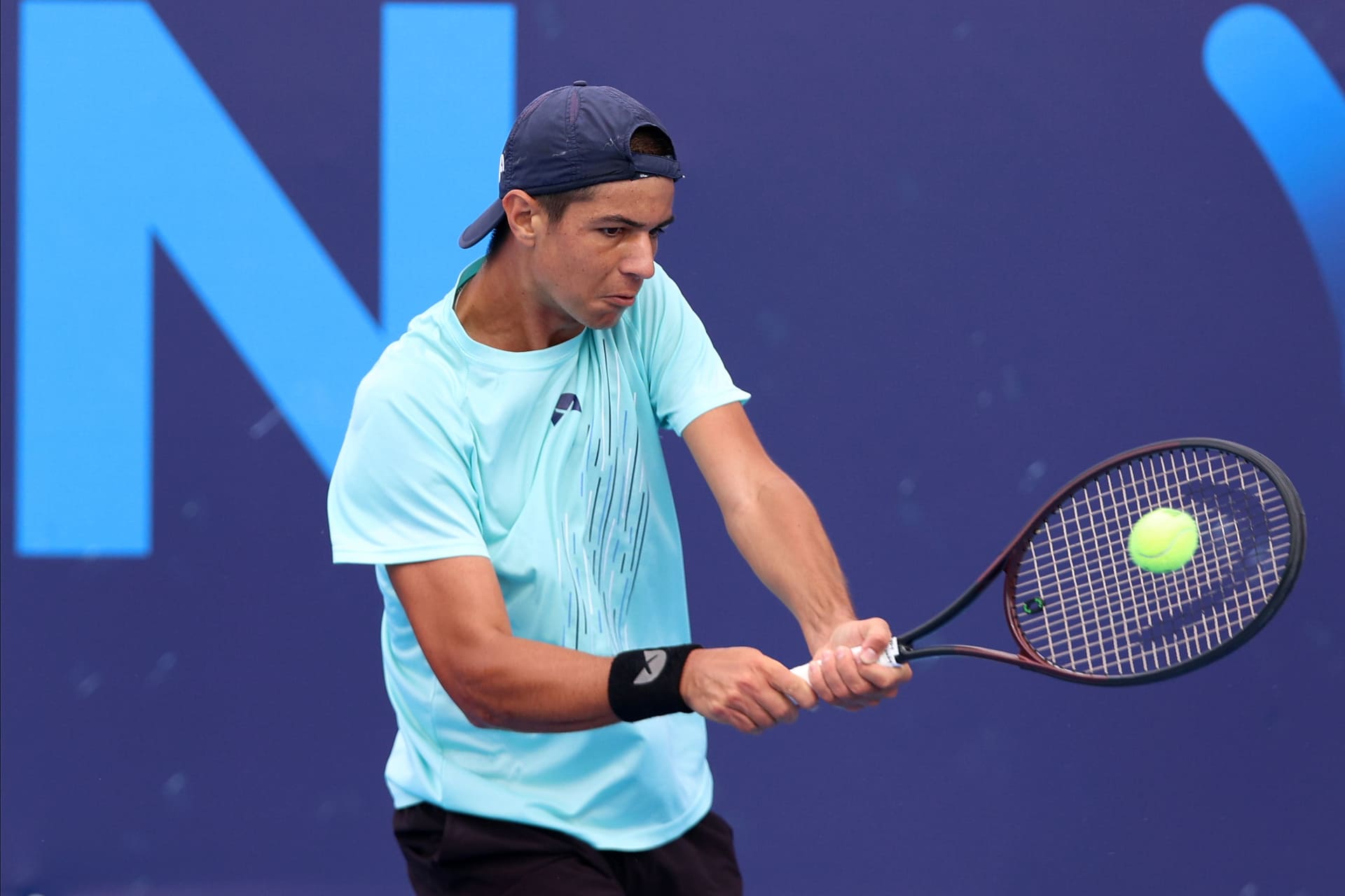 Ténis Tiago Pereira atinge primeira meias-finais do ano em casa.